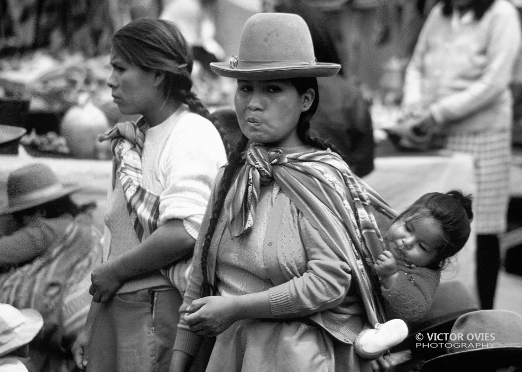 Woman and child at the market in Pisac